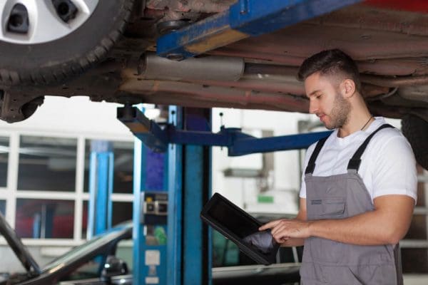 Elevador automotivo ou gestão de equipe: onde investir primeiro?