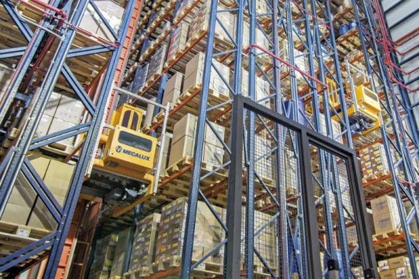 Elevador monta carga 300 kg: benefícios e aplicações